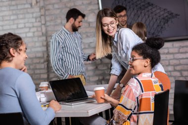 Modern iş adamlarından oluşan bir grup, yaratıcı ofiste mimari tasarımları tartışıyor..