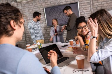 Modern iş adamlarından oluşan bir grup, yaratıcı ofiste mimari tasarımları tartışıyor..