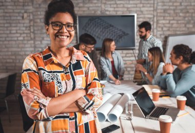 Ofiste durmuş kameraya bakan genç bir kadın liderin portresi..