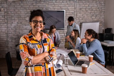 Ofiste durmuş kameraya bakan genç bir kadın liderin portresi..