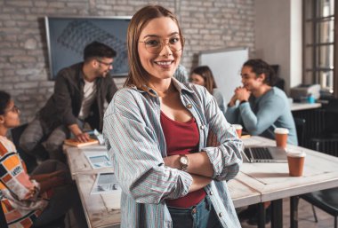 Ofiste durmuş kameraya bakan genç bir kadın liderin portresi..