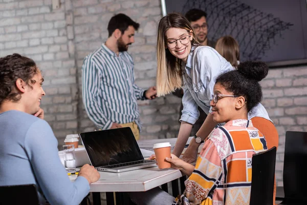 Modern iş adamlarından oluşan bir grup, yaratıcı ofiste mimari tasarımları tartışıyor..