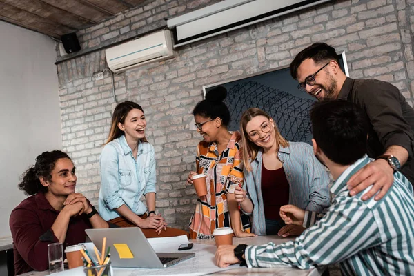 Modern iş adamlarından oluşan bir grup, yaratıcı ofiste mimari tasarımları tartışıyor..