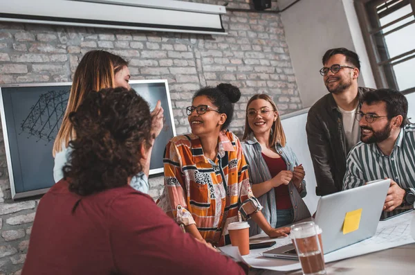 Modern iş adamlarından oluşan bir grup, yaratıcı ofiste mimari tasarımları tartışıyor..
