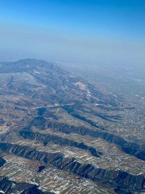 Karla kaplı dağların ve vadilerin hava görüntüsü