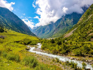 Bulutlu Mavi Gök Altında Huzurlu Dağ Manzarası