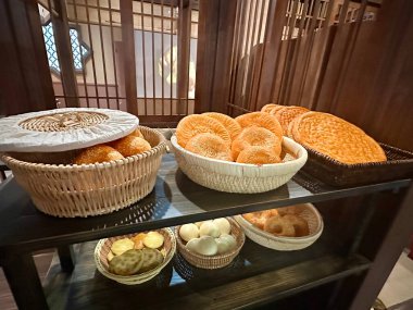 Çin spesiyalitesi. Sepette ekmek.