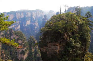 Eşsiz Çin özelliklerine sahip özel ve görkemli dağlar