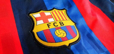 FC Barcelona logo amblemi resmi bir gömlek, seçici odaklı, Iasi, Romanya 15 Aralık 2025.