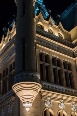 Iasi 'deki Kültür Sarayı (Palatul Culturii), gece görüşü, Romanya. Romanya 'nın başkenti Moldova' nın tarihi simgesel binası İasi 'deki Kültür Sarayı (Palatul Culturii).