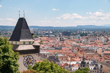 Graz 'daki ünlü saat kulesi (Uhrturm) güneşli bir yaz gününde, Styria, Avusturya 27 Temmuz 2023. Graz 'daki ünlü saat kulesi (Uhrturm), şehrin sembolü, Styria, Avusturya.
