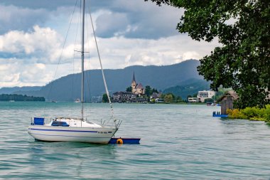 Avusturya, Carinthia 'daki Worthersee Gölü panoramik yaz manzarası. Wrthersee Gölü, Avusturya 'nın Carinthia kentindeki en büyük havuz gölüdür..