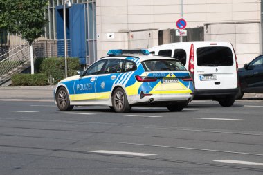 Alman polisi (Polizei) trafikte, Nuremberg, Almanya 1 Eylül 2024. Şehir caddesinde bir Alman polis minibüsü, güvenlik ve düzeni denetliyor..