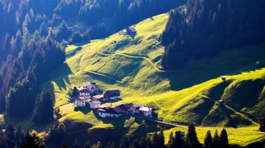 Paznaun Vadisi, Silvretta Bölgesi, Avusturya Alpleri 'ndeki Idyllic Tyrolean yaz manzarası. Avusturya 'nın Tyrol bölgesindeki Paznaun Vadisi Avrupa' nın en ünlü dağlık bölgelerinden biridir.