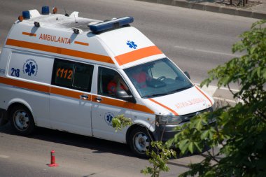 Şehir trafiğinde 112 yaşındaki bir Romen ambulansı (ambulans), Iasi, Romanya 28 Haziran 2024. Kentsel trafikte bir Romen ambulansı, acil çağrı 112, kurtarma görevi, sağlık ulaşım hizmetleri
