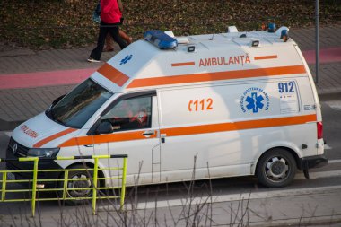 Şehir trafiğinde 112 yaşındaki bir Romen ambulansı (ambulans), Iasi, Romanya 28 Haziran 2024. Kentsel trafikte bir Romen ambulansı, acil çağrı 112, kurtarma görevi, sağlık ulaşım hizmetleri