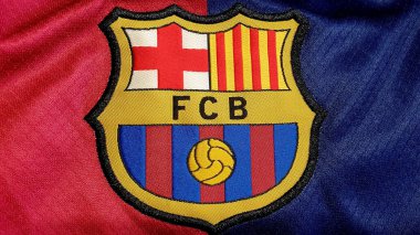 FC Barcelona logo amblemi resmi bir gömlek, seçici odaklı, Iasi, Romanya 15 Aralık 2025. FC Barcelona, İspanya 'nın Barcelona kentinde kurulmuş bir futbol kulübüdür..