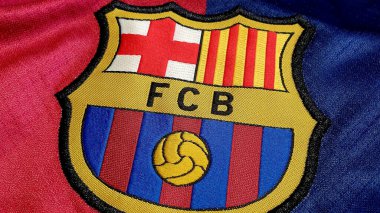 FC Barcelona logo amblemi resmi bir gömlek, seçici odaklı, Iasi, Romanya 15 Aralık 2025. FC Barcelona, İspanya 'nın Barcelona kentinde kurulmuş bir futbol kulübüdür..