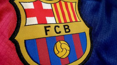 FC Barcelona logo amblemi resmi bir gömlek, seçici odaklı, Iasi, Romanya 15 Aralık 2025. FC Barcelona, İspanya 'nın Barcelona kentinde kurulmuş bir futbol kulübüdür..