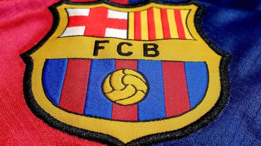 FC Barcelona logo amblemi resmi bir gömlek, seçici odaklı, Iasi, Romanya 15 Aralık 2025. FC Barcelona, İspanya 'nın Barcelona kentinde kurulmuş bir futbol kulübüdür..