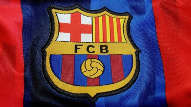 FC Barcelona logo amblemi resmi bir gömlek, seçici odaklı, Iasi, Romanya 15 Aralık 2025. FC Barcelona, İspanya 'nın Barcelona kentinde kurulmuş bir futbol kulübüdür..