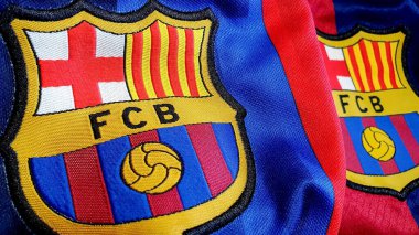 FC Barcelona logo amblemi resmi bir gömlek, seçici odaklı, Iasi, Romanya 15 Aralık 2025. FC Barcelona, İspanya 'nın Barcelona kentinde kurulmuş bir futbol kulübüdür..