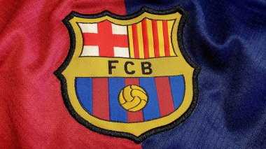 FC Barcelona logo amblemi resmi bir gömlek, seçici odaklı, Iasi, Romanya 15 Aralık 2025. FC Barcelona, İspanya 'nın Barcelona kentinde kurulmuş bir futbol kulübüdür..