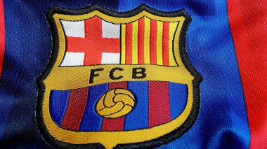 FC Barcelona logo amblemi resmi bir gömlek, seçici odaklı, Iasi, Romanya 15 Aralık 2025. FC Barcelona, İspanya 'nın Barcelona kentinde kurulmuş bir futbol kulübüdür..