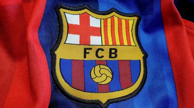 FC Barcelona logo amblemi resmi bir gömlek, seçici odaklı, Iasi, Romanya 15 Aralık 2025. FC Barcelona, İspanya 'nın Barcelona kentinde kurulmuş bir futbol kulübüdür..