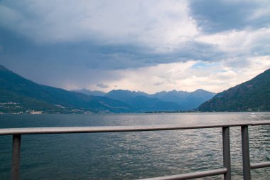 Lago di Como (Como Gölü), Lombardy, İtalya, Avrupa 'da güzel bir yaz manzarası. Como Gölü panoramik manzarası, tatilinizi geçirmek için cennet gibi bir yer, Lombardy, taly, Avrupa