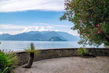 Lago di Como (Como Gölü), Lombardy, İtalya, Avrupa 'da güzel bir yaz manzarası. Como Gölü panoramik manzarası, tatilinizi geçirmek için cennet gibi bir yer, Lombardy, taly, Avrupa