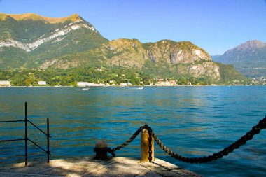 Lago di Como (Como Gölü), Lombardy, İtalya, Avrupa 'da güzel bir yaz manzarası. Como Gölü panoramik manzarası, tatilinizi geçirmek için cennet gibi bir yer, Lombardy, taly, Avrupa