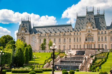 Romanya 'nın Iasi kentindeki Kültür Sarayı (Palatul Culturii). Romanya 'nın başkenti Moldova' nın tarihi simgesel binası İasi 'deki Kültür Sarayı (Palatul Culturii).