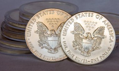 Amerikan Kartalı 1 ons gümüş sikke yığını, seçici odaklanma. Amerikan Gümüş Kartalı, Amerika Birleşik Devletleri 'nin resmi gümüş sikkesidir.