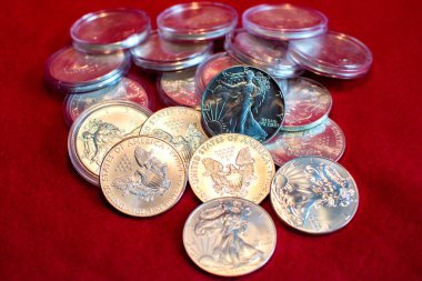 Amerikan Kartalı 1 ons gümüş sikke yığını, seçici odaklanma. Amerikan Gümüş Kartalı, Amerika Birleşik Devletleri 'nin resmi gümüş sikkesidir.