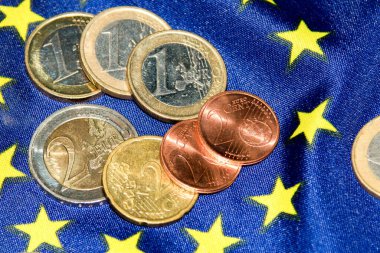 Avro para birimi, yakın çekim, seçici odaklanma. Avro para birimi geçmişi ve Avrupa Birliği ülkelerinde kullanılan Euro parası.