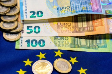 Avro para birimi, yakın çekim, seçici odaklanma. Avro para birimi geçmişi ve Avrupa Birliği ülkelerinde kullanılan Euro parası.