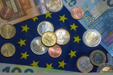 Avro para birimi, yakın çekim, seçici odaklanma. Avro para birimi geçmişi ve Avrupa Birliği ülkelerinde kullanılan Euro parası.