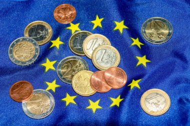 Avro para birimi, yakın çekim, seçici odaklanma. Avro para birimi geçmişi ve Avrupa Birliği ülkelerinde kullanılan Euro parası.