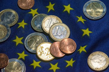 Avro para birimi, yakın çekim, seçici odaklanma. Avro para birimi geçmişi ve Avrupa Birliği ülkelerinde kullanılan Euro parası.