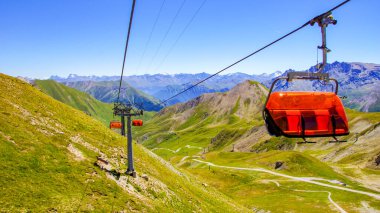 İsviçre 'nin Ischgl, Avusturya ve Samnaun tatil beldesi arasındaki modern başkanlık, güzel yaz manzarası, yazları Alp Dağları