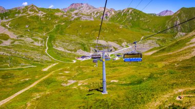 İsviçre 'nin Ischgl, Avusturya ve Samnaun tatil beldesi arasındaki modern başkanlık, güzel yaz manzarası, yazları Alp Dağları