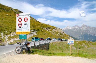 Spluga Dağı Geçidi, 14 Ağustos 2025 'te güneşli bir günde İtalya ile İsviçre arasındaki sınırda. Spluga Geçidi, İtalya ile İsviçre arasındaki Alp Dağları sınırında, en yüksek nokta..