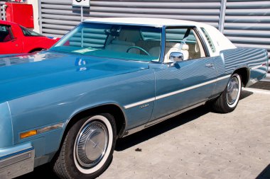 Güzel klasik Oldsmobile Toronado 27 Nisan 2025 'te Romanya' nın Iasi kentinde yerel bir araba fuarında. Bu arabalar olağanüstü konforları, büyük boyutları ve sayısız lüks seçenekleri ile biliniyorlardı..