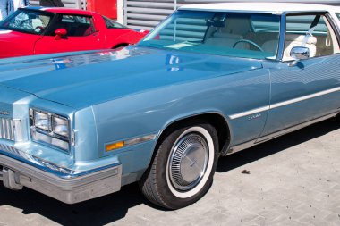 Güzel klasik Oldsmobile Toronado 27 Nisan 2025 'te Romanya' nın Iasi kentinde yerel bir araba fuarında. Bu arabalar olağanüstü konforları, büyük boyutları ve sayısız lüks seçenekleri ile biliniyorlardı..