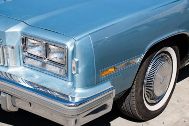 Güzel klasik Oldsmobile Toronado 27 Nisan 2025 'te Romanya' nın Iasi kentinde yerel bir araba fuarında. Bu arabalar olağanüstü konforları, büyük boyutları ve sayısız lüks seçenekleri ile biliniyorlardı..