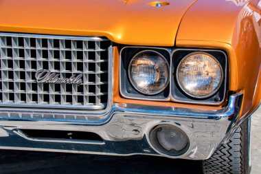 Güzel bir klasik Oldsmobile Cutlass, Iasi, Romanya. Oldsmobile Cutlass, General Motors 'un 1961 ve 1999 yılları arasında ürettiği bir otomobil serisidir..