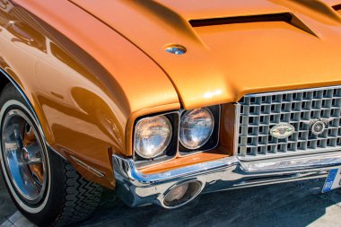 Güzel bir klasik Oldsmobile Cutlass, Iasi, Romanya. Oldsmobile Cutlass, General Motors 'un 1961 ve 1999 yılları arasında ürettiği bir otomobil serisidir..