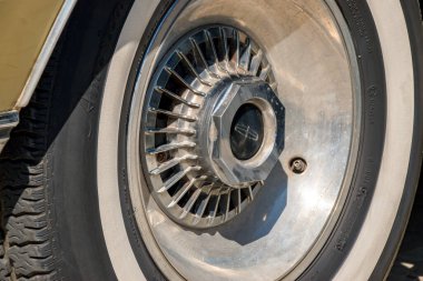 Güzel bir klasik Lincoln Continental, Iasi, Romanya 27 Nisan 2025. Lincoln Continental, Ford Motor Company 'nin Lincoln bölümü tarafından üretilen lüks otomobiller serisidir..