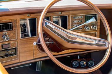 Güzel bir klasik Lincoln Continental, Iasi, Romanya 27 Nisan 2025. Lincoln Continental, Ford Motor Company 'nin Lincoln bölümü tarafından üretilen lüks otomobiller serisidir..